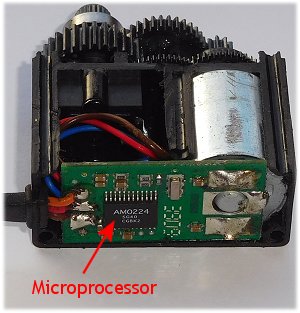 A microprocessor differentiates a digital and analogue servo